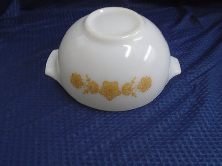 Vintage Pyrex Butterfly Gold Cinderella Bowl 2.5 Qt. #443 | Ozzy's Antiques, Collectibles & More