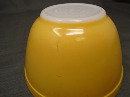 Vintage 60's Yellow Pyrex Nestin/Mixing Bowl-1.5pt - #401 | Ozzy's Antiques, Collectibles & More