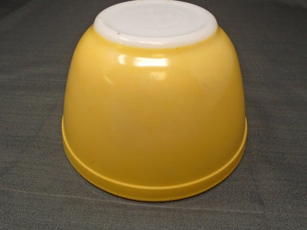 Vintage 60's Yellow Pyrex Nestin/Mixing Bowl-1.5pt - #401 | Ozzy's Antiques, Collectibles & More